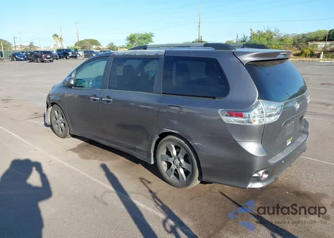 2015 Toyota Sienna Se 8 Passenger/Se Premium 8 Passenger z USA, uszkodzony, nr VIN 5TDXK3DC6FS586661